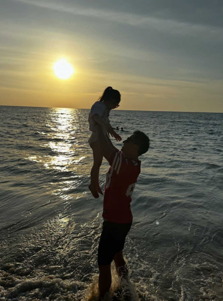 王思佳曬全家福，老公卻留言阻止。（圖／翻攝王思佳臉書）